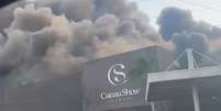 Incêndio atingiu uma fábrica da Cacau Show em Linhares (ES)  Foto: Reprodução/Twitter