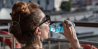 Mulher bebe água em Istambul, na Turquia, sob calor de 40°C em julho deste ano  Foto: Getty Images / BBC News Brasil