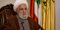 O vice-chefe do Hezbollah, Sheikh Naim Qassem, disse à BBC que o perigo de um conflito regional é real enquanto a guerra Israel-Hamas continuar  Foto: BBC News Brasil
