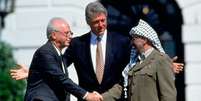O aperto de mão entre Yitzhak Rabin e Yasser Arafat durante a assinatura dos Acordos de Oslo em 1993 virou um símbolo de esperança para muitos defensores da paz.  Foto: Getty / BBC News Brasil