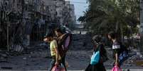 Pessoas deixam a Cidade de Gaza a pé  Foto: EPA / BBC News Brasil