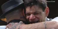 Mois&eacute;s 'desaba' ao receber o abra&ccedil;o fraternal de Foga&ccedil;a: "Meu sonho no ch&atilde;o"  Foto: Reprodu&ccedil;&atilde;o/TV