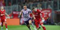 Jogadores de Toulouse e Liverpool em disputa de bola na Liga Europa –  Foto: Charly Triballeu/Getty Images / Jogada10