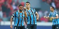 Luis Su&aacute;rez marcou tr&ecirc;s gols e comandou a virada do Gr&ecirc;mio contra o Botafogo   Foto: Lucas Uebel/Gr&ecirc;mio FBPA / Esporte News Mundo