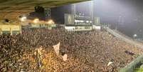 Torcida do Botafogo fez bonita festa em São Januário no decorrer da partida, mas se envolveu em confusão no fim –  Foto: Lucas Bayer / Jogada10