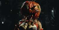 Polêmico Fatality de Halloween coloca uma abóbora na cabeça do adversário e a atira direto para a decoração da casa de uma família.  Foto:  Warner Bros. Games  / Voxel