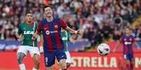 Lewandowski corre para tentar dominar a bola para o Barcelona no jogo contra o Alavés. Polonês fez dois gols no duelo –  Foto: Lluis Gene/ AFP via Getty Images / Jogada10