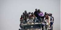 Refugiados em fuga da guerra no Sudão em maio deste ano; crise no país é uma das mais graves do mundo  Foto: EPA / BBC News Brasil
