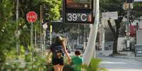 Termômetro na avenida Sumaré, em São Paulo, nesta segunda-feira, 13  Foto: Daniel Teixeira/Estadão / Estadão