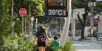 Termômetro instalado na Av. Sumaré marcava 39 ºC por volta das 16h30 de segunda-feira Foto: DANIEL TEIXEIRA/ESTADAO / Estadão