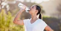 A Organização Mundial da Saúde orienta que adultos saudáveis consumam pelo menos dois litros de água por dia  Foto: PeopleImages.com - Yuri A | Shutterstock / Portal EdiCase