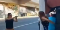 Homem armado ameaça jovem e mulher entra na frente para defender  Foto: reprodução/Twitter/Aquiles_Argolo