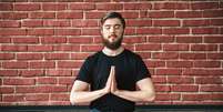 Praticar ioga aumenta a saúde dos homens  Foto: Veles Studio | Shutterstock / Portal EdiCase