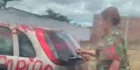 Primeira-dama de Agrestina, no interior do Pernambuco, foi flagrada vandalizando carro de suposta amante do prefeito local  Foto: Reprodução/ @carailuci no Twitter / Estadão