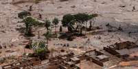 Destroços de escola municipal do distrito de Bento Rodrigues, que ficou coberta de lama após o rompimento de barragem da Samarco, em Mariana
10/11/2015
REUTERS/Ricardo Moraes  Foto: Reuters