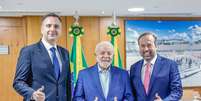 Pacheco, Lula e Silveira, durante reunião; presidente do Senado classificou como 'impagável' os juros aplicados sobre a dívida de Minas Gerais  Foto: Reprodução / Twitter Alexandre Silveira / Estadão