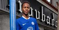 Sterling j&aacute; passou pelo Manchester City e desde 2022 defende outro gigante ingl&ecirc;s: o Chelsea. Foto: Chelsea Divulga&ccedil;&atilde;o  Foto: Divulga&ccedil;&atilde;o/ Chelsea