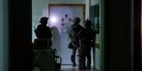 Soldados israelenses inspecionam o complexo hospitalar Al Shifa, em meio à operação terrestre contra o Hamas, na cidade de Gaza, 15 de novembro de 2023  Foto: Reuters / BBC News Brasil
