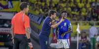 Fernando Diniz dá orientação a Vini Jr durante o primeiro do jogo entre Brasil e Colômbia –  Foto: Staff Images / CBF / Jogada10