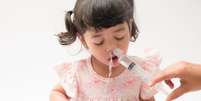 Veja como fazer lavagem nasal e evitar problemas respiratórios - Shutterstock  Foto: Alto Astral