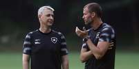 Tiago Nunes conversa com Joel Carli em treino do Botafogo.  Foto: Vitor Silva/Botafogo / Esporte News Mundo