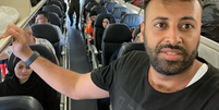 Hasan Rabee durante o voo de repatriamento ao Brasil  Foto: Reprodução/Redes Sociais 