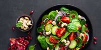 Salada de espinafre com castanha-de-caju  Foto: Sea Wave | Shutterstock / Portal EdiCase