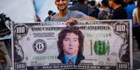 Javier Milei prometeu dolarizar a economia argentina Foto: Getty Images / BBC News Brasil