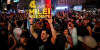 Os seguidores de Milei comemoraram a vitória nas ruas de Buenos Aires  Foto: REUTERS/Mariana Nedelcu / BBC News Brasil