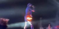 Roupa de Djonga pega fogo em show deixando cantor apenas de cueca no palco  Foto: Reprodução/Twitter
