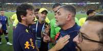 Fernando Diniz conversa com membro do estafe argentino antes do jogo pelas Eliminatórias.  Foto: Pedro Kirilos/ Estadão / Estadão