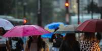 Pedestres caminhando com guarda-chuvas na Avenida Paulista, em São Paulo, em dia de chuva e queda de temperatura. A partir de sexta-feira, 26, temperaturas devem cair e dias serão marcados por chuva.  Foto: Daniel Teixeira/Estadão - 14/09/23 / Estadão