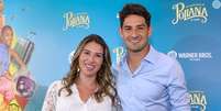 Gravidez de Rebeca Abravanel: filha de Silvio Santos levou a mão ao barrigão ao lado do marido, Alexandre Pato, em pré-estreia do filme 'As Aventuras de Poliana'.  Foto: AGNews, Tomzé Fonseca / Purepeople