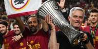 José Mourinho conquistou a primeira edição da Liga Conferência com a Roma –  Foto: Ozan Kose/AFP via Getty Images / Divulgação