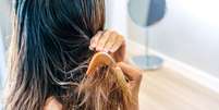 O cabelo embaraçado dificulta o processo de pentear -  Foto: Shutterstock / Alto Astral