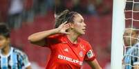 Atacante Priscila no cl&aacute;ssico entre Inter x Gr&ecirc;mio pela final do Gauch&atilde;o Feminino -   Foto: Ricardo Duarte/Internacional / Esporte News Mundo