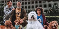 Marcos Mion, os filhos Romeo e Tefo e os quatro cachorros da família  Foto: Reprodução/ iG