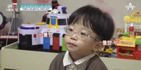 Acho que minha mãe não gosta de mim’: menino sul-coreano de quatro anos viraliza ao falar sobre o tratamento do pais   Foto: Reprodução/Twitter