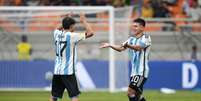 Echeverri (10) celebra o seu segundo gol, que foi com passe de Acuña (17) que festeja com o companheiro - Foto: Divulgação Argentina / Jogada10