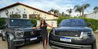 Camila Loures ao lado do G63 e da Range Rover.  Foto: Reprodução/Instagram