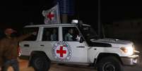 Carro da Cruz Vermelha transporta reféns libertados pelo Hamas   Foto: Ibraheem Abu Mustafa