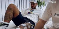 Neymar ainda se recupera de cirurgia e dá festança em sua casa –  Foto: Reprodução / YouTube NR Sports / Jogada10
