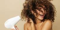 Veja como comprar o secador de cabelos perfeito - Shutterstock  Foto: Alto Astral