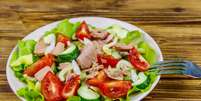 Salada de atum tropical  Foto: Olha Solodenko | Shutterstock / Portal EdiCase