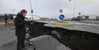 Várias crateras se abriram em cidade da Islândia por causa dos tremores de terra  Foto: Reprodução/TV Globo