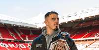 Tom Aspinall com o cinturão em Old Trafford Foto: Divulgação/Instagram UFC Europa / Esporte News Mundo