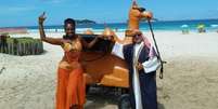 Árabe do Pepê é sucesso em praia do Rio ao lado de camelo cenográfico e dançarina caracterizada de odalisca  Foto: Arquivo Pessoal