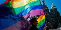 Militantes da causa LGBT durante uma marcha em 2013 em São Petesburgo: segmento tem sido cada vez mais encurralado pelo Kremlin  Foto: DW / Deutsche Welle