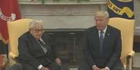 Henry Kissinger (esq.) se encontra com o então presidente dos EUA, Donald Trump (  Foto: Perfil Brasil