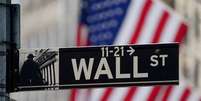Placa de Wall Street na Bolsa de Valores de Nova York
09/03/2020 
REUTERS/Carlo Allegri  Foto: Reuters